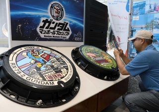 ガンダムと姫路城がデザインされたマンホール＝姫路市駅前町、姫路観光なびポート