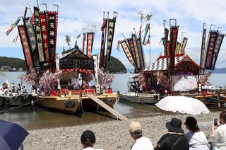 天神浜に並んだ２隻の檀尻船。左側の船では、真浦地区が獅子舞を披露した＝２０日、姫路市家島町宮