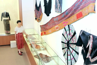 展示されたコレクションへの思いを語る大橋ひろ美さん＝姫路市書写の里・美術工芸館