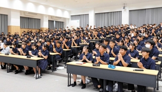 新たに完成した講義棟で、学校生活を紹介する動画を見る生徒ら＝姫路海稜高校