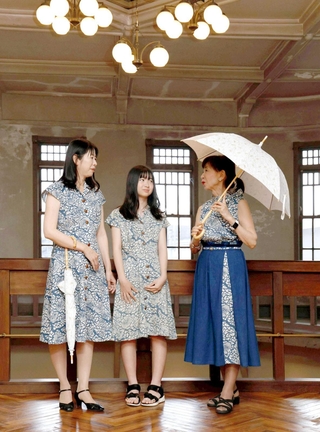 大正時代の高砂染（中央）を元に制作された復刻版（左）と、現代風にアレンジされたワンピース（右）＝旧網干銀行本店