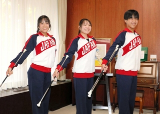 バトントワーリングの世界テクニカル選手権日本代表の（左から）大坪愛依、横畑芽、田中湊各選手＝姫路市役所