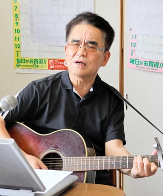 地元・姫路への愛を歌う尾崎二郎さん＝姫路市内の自宅