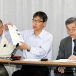 播磨臨海地域道路計画に反対する市民団体の代表者ら＝姫路市役所