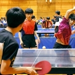 卓球個人の部・ダブルスで対戦する選手ら＝姫路市西延末、ヴィクトリーナ・ウインク体育館