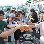 ビールで乾杯する人たち＝姫路市駅前町