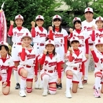 ソフトボールの全日本小学生女子大会に出場する姫路プリンセスの選手ら＝姫路市佃町