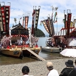 天神浜に並んだ２隻の檀尻船。左側の船では、真浦地区が獅子舞を披露した＝２０日、姫路市家島町宮
