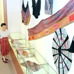 展示されたコレクションへの思いを語る大橋ひろ美さん＝姫路市書写の里・美術工芸館