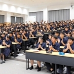 新たに完成した講義棟で、学校生活を紹介する動画を見る生徒ら＝姫路海稜高校
