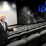 「アイマックスシアター」の魅力をＰＲする吉岡一博社長＝アースシネマズ姫路