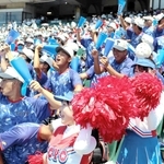 得点を挙げて盛り上がる東洋大姫路の応援スタンド＝神戸市須磨区、ほっともっとフィールド神戸