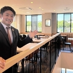 姫路城のすぐそばに新店をオープンした「まねき食品」の竹田典高社長。２階の窓からは大天守が見える＝姫路市本町