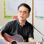 地元・姫路への愛を歌う尾崎二郎さん＝姫路市内の自宅