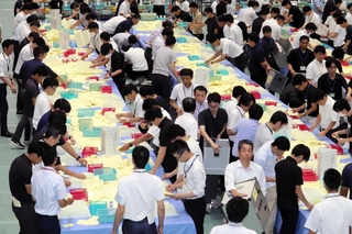 参院選の開票作業を進める姫路市職員＝７月２０日夜、姫路市西延末