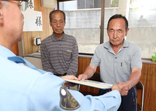 のじぎく賞を受けた（右から）荒木十志男さん、桂年久さん＝姫路市家島町坊勢