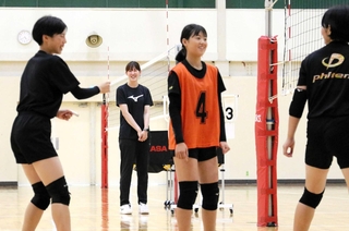 紅白戦を見守るヴィクトリーナ姫路ユース１５の井上愛里沙監督（左から２人目）＝姫路市網干区新在家、ダイセル体育館