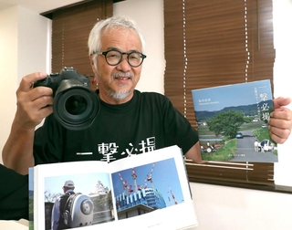 写真集を出版した島内治彦さん＝姫路市西二階町