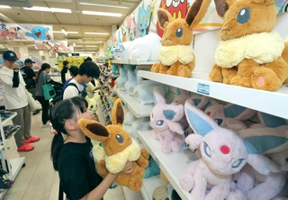 約千種のポケモングッズが並ぶ会場＝山陽百貨店