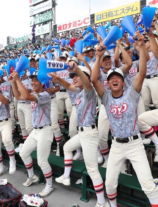 ７回裏に勝ち越し、アルプス席で盛り上がる東洋大姫路の応援団＝西宮市の甲子園球場（撮影・辰巳直之）