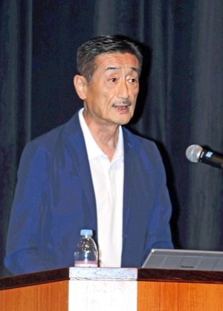 阪神・淡路大震災の報道を振り返る宮田英和さん＝姫路市市民会館