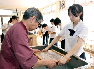 姫路城で使われる和紙をすく琴丘高の生徒＝姫路市今宿