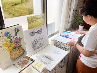 スケッチブックなどに描かれた作品が並ぶ会場＝姫路市大津区平松