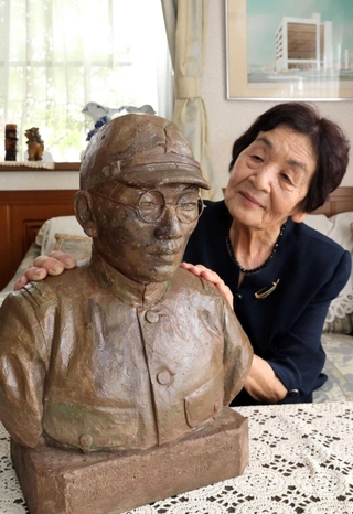 父、福井博さんの胸像を見つめる田中洋子さん＝姫路市広畑区