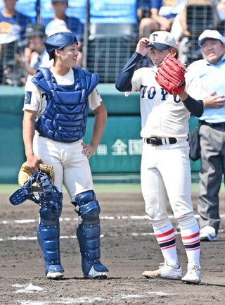 マウンド上で言葉を交わす桒原捕手（左）と森投手＝甲子園球場（撮影・風斗雅博）