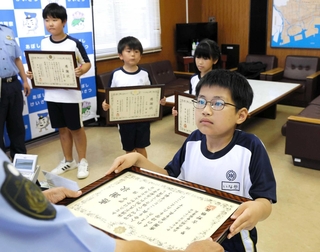 感謝状を受けた伊中陸さん（手前）と、（後列左から）近藤悠眞さん、中島一輝さん、伊中梨乃さん＝網干署