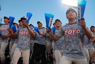 ９回、アルプス席で東洋大姫路ナインを応援する部員ら＝西宮市の甲子園球場（撮影・辰巳直之）