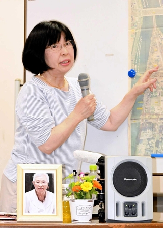 今年３月に亡くなった母、中本宣子さんの被爆体験を語る井上恵子さん＝姫路市西延末、平和資料館
