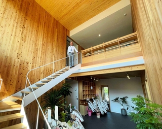 県産のスギやヒノキに包まれた新社屋のエントランス＝姫路市飾磨区英賀清水町３