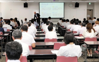 姫路市教育委員会の職員らがずらりと並んだ、国際バカロレア機構のオリペッカ・ヘイノネン総裁の講演会＝同市役所北別館