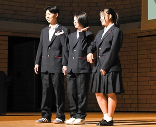 ２０２６年４月に開校する姫路市立高校の制服。男女兼用のジャケットは、ポケットの赤いラインが特徴的だ＝アクリエひめじ