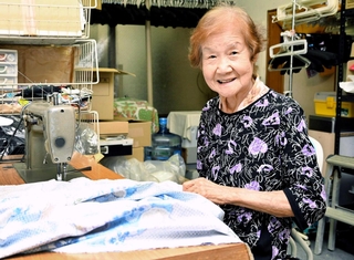 約７０年間、布団を作り続ける９２歳の白矢末子さん＝姫路市大塩町汐咲