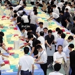参院選の開票作業を進める姫路市職員＝７月２０日夜、姫路市西延末