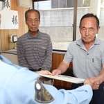 のじぎく賞を受けた（右から）荒木十志男さん、桂年久さん＝姫路市家島町坊勢
