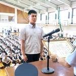 全校生徒の前で表彰を受ける福崎高校２年の志茂昊河さん＝福崎高校（姫路西消防署提供）
