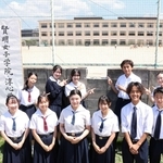 一部が撤去されたブロック塀を前にする賢明、淳心両校の生徒ら＝姫路市本町
