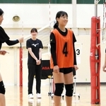 紅白戦を見守るヴィクトリーナ姫路ユース１５の井上愛里沙監督（左から２人目）＝姫路市網干区新在家、ダイセル体育館