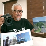 写真集を出版した島内治彦さん＝姫路市西二階町
