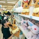 約千種のポケモングッズが並ぶ会場＝山陽百貨店