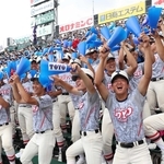 ７回裏に勝ち越し、アルプス席で盛り上がる東洋大姫路の応援団＝西宮市の甲子園球場（撮影・辰巳直之）