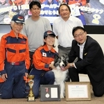 災害救助犬の国際大会でアッシュ号とともに世界一に輝いた中野汀彩さん（前列左から２人目）＝姫路市防災センター