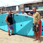 Ｂ＆Ｇ財団から贈られたビッグサップと海洋クラブ代表の松本大さん（右端）ら＝姫路市白浜町