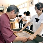姫路城で使われる和紙をすく琴丘高の生徒＝姫路市今宿