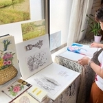 スケッチブックなどに描かれた作品が並ぶ会場＝姫路市大津区平松