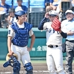 マウンド上で言葉を交わす桒原捕手（左）と森投手＝甲子園球場（撮影・風斗雅博）
