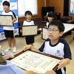 感謝状を受けた伊中陸さん（手前）と、（後列左から）近藤悠眞さん、中島一輝さん、伊中梨乃さん＝網干署